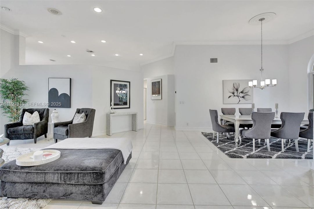 出租: $11,500 (5 贝兹, 3 浴室, 3440 平方英尺)