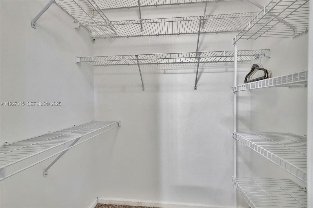 出租: $11,500 (5 贝兹, 3 浴室, 3440 平方英尺)