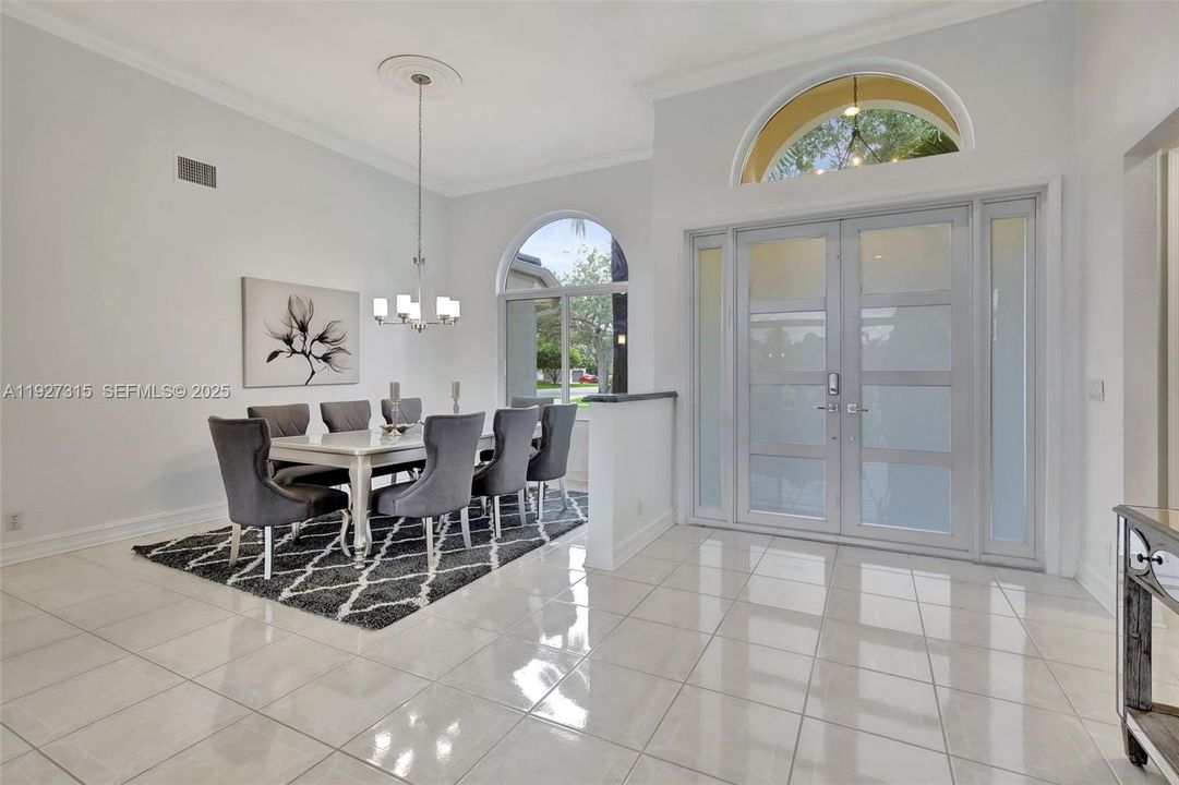 出租: $11,500 (5 贝兹, 3 浴室, 3440 平方英尺)