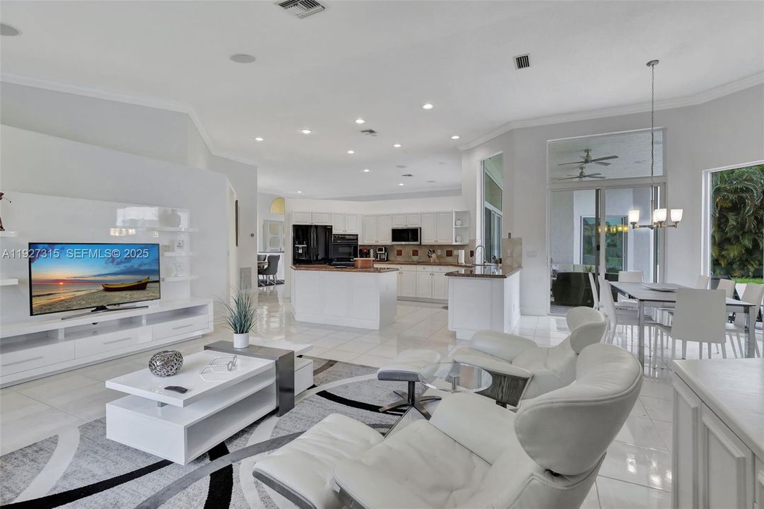 出租: $11,500 (5 贝兹, 3 浴室, 3440 平方英尺)