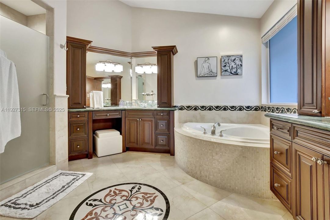 出租: $11,500 (5 贝兹, 3 浴室, 3440 平方英尺)