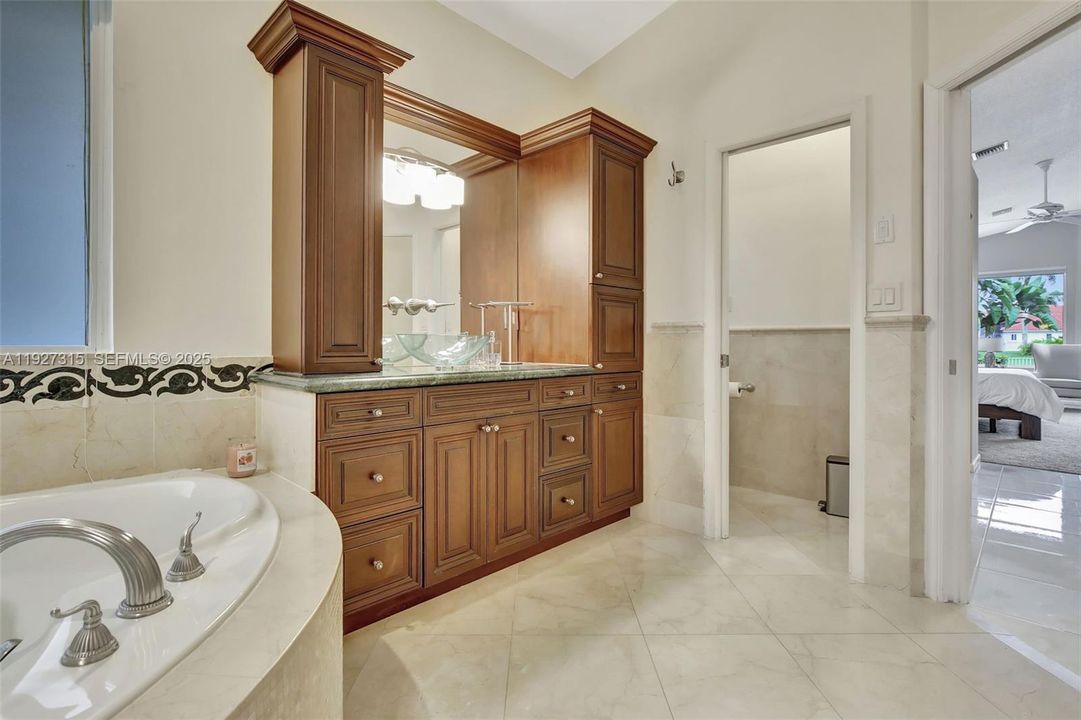 出租: $11,500 (5 贝兹, 3 浴室, 3440 平方英尺)