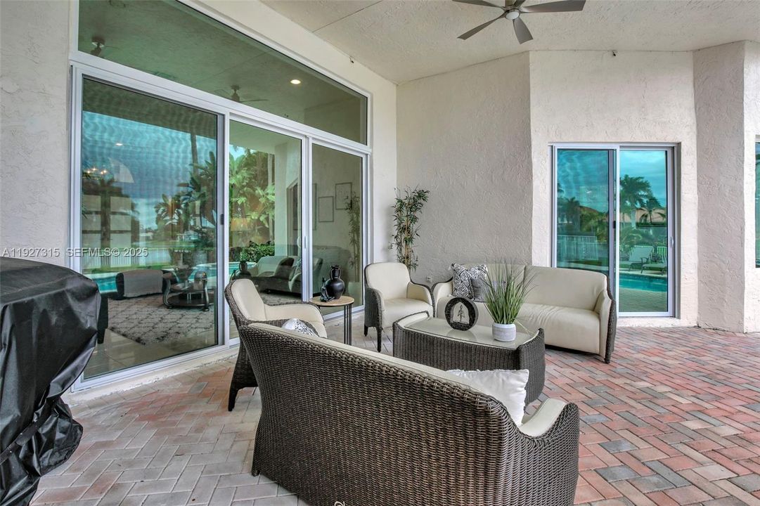 出租: $11,500 (5 贝兹, 3 浴室, 3440 平方英尺)