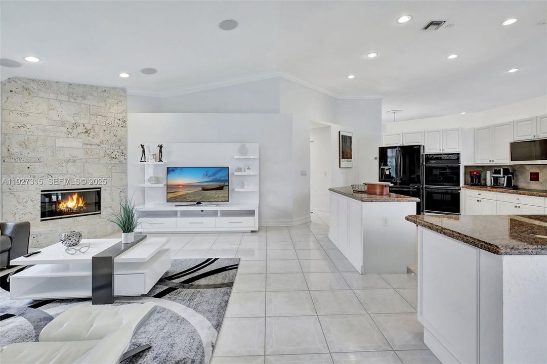 出租: $11,500 (5 贝兹, 3 浴室, 3440 平方英尺)