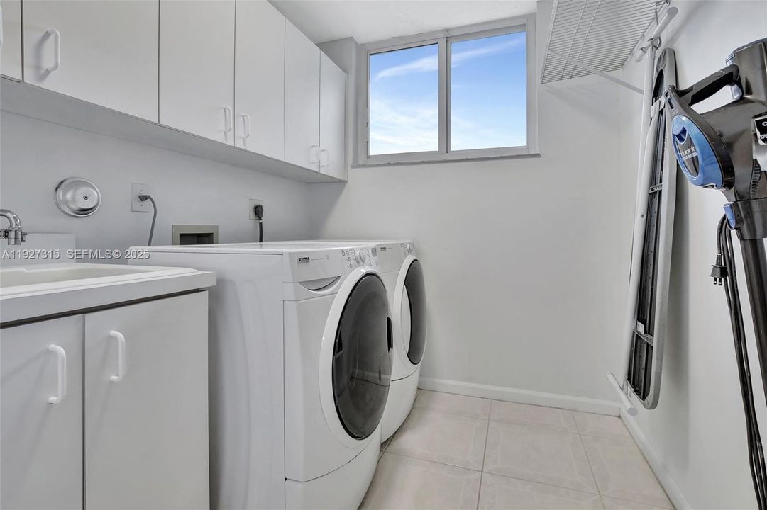 出租: $11,500 (5 贝兹, 3 浴室, 3440 平方英尺)