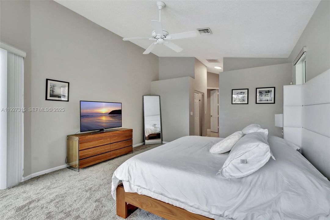 出租: $11,500 (5 贝兹, 3 浴室, 3440 平方英尺)