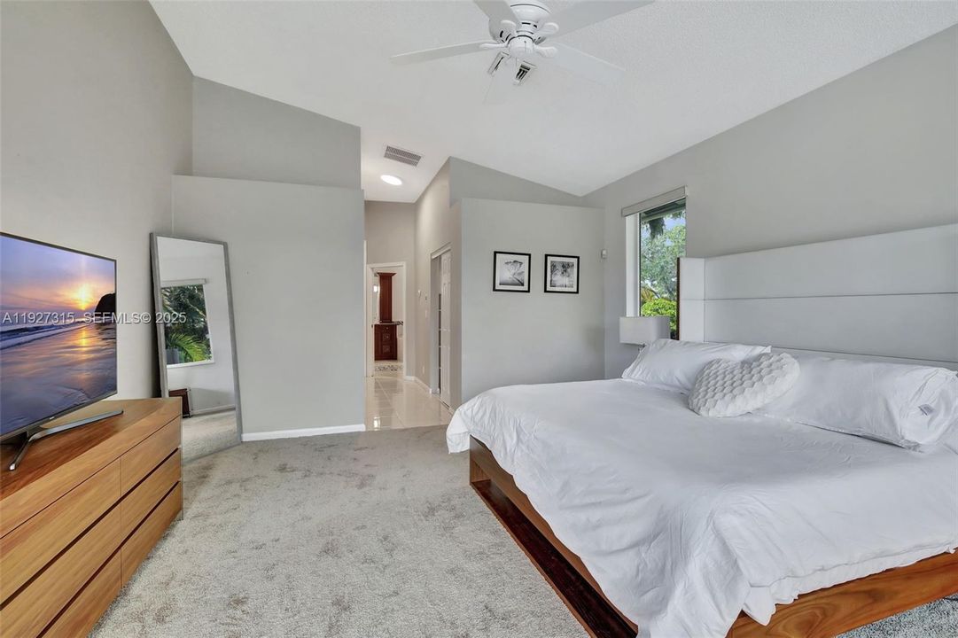 出租: $11,500 (5 贝兹, 3 浴室, 3440 平方英尺)