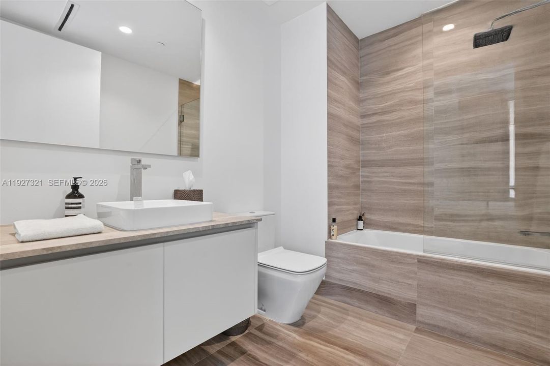 For Sale: $2,850,000 (2 beds, 2 baths, 1245 Square Feet)