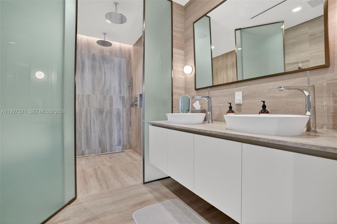 For Sale: $2,850,000 (2 beds, 2 baths, 1245 Square Feet)