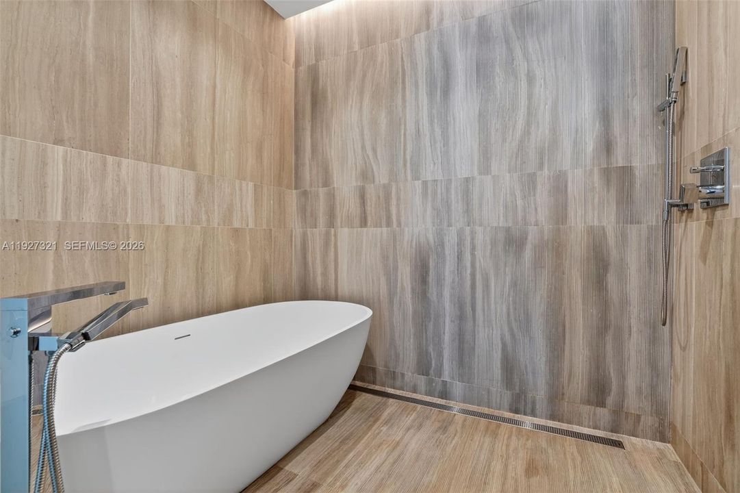 For Sale: $2,850,000 (2 beds, 2 baths, 1245 Square Feet)