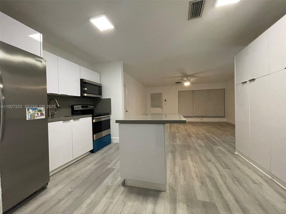 В аренду: $2,700 (2 спален, 1 ванн, 812 Квадратных фут)