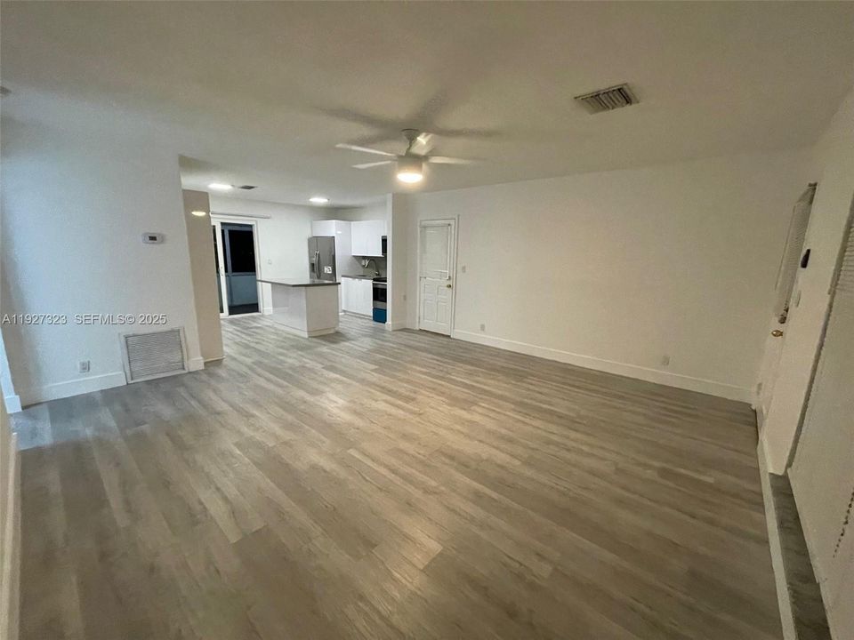 В аренду: $2,700 (2 спален, 1 ванн, 812 Квадратных фут)