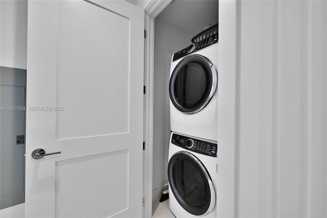 For Rent: $10,000 (2 beds, 2 baths, 1395 Square Feet)