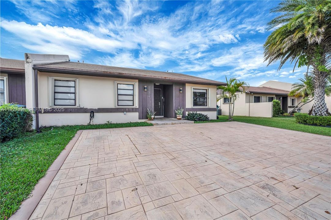 出租: $3,200 (3 贝兹, 2 浴室, 1276 平方英尺)