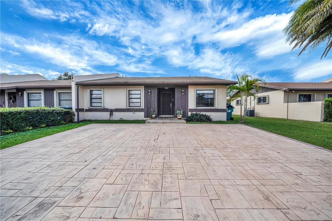 出租: $3,200 (3 贝兹, 2 浴室, 1276 平方英尺)