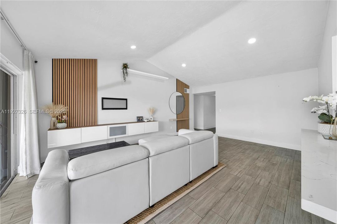 出租: $3,200 (3 贝兹, 2 浴室, 1276 平方英尺)