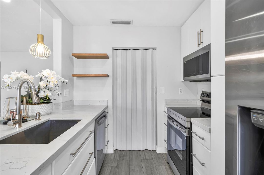 出租: $3,200 (3 贝兹, 2 浴室, 1276 平方英尺)