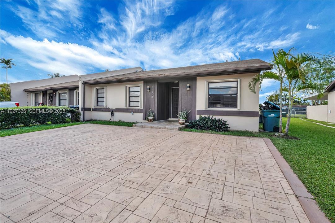 出租: $3,200 (3 贝兹, 2 浴室, 1276 平方英尺)