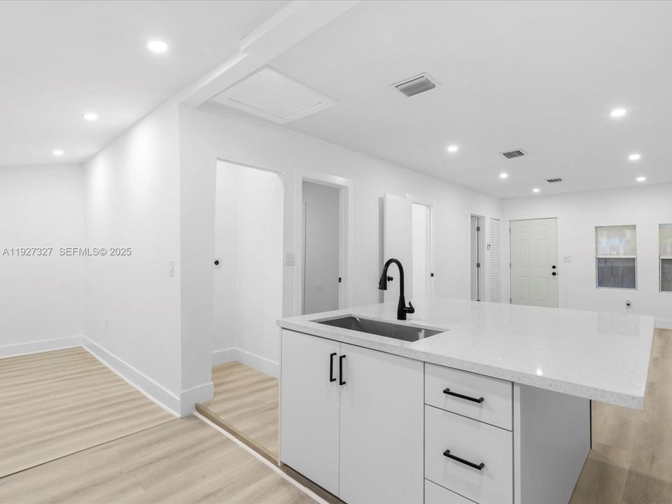 待售: $469,000 (4 贝兹, 3 浴室, 997 平方英尺)