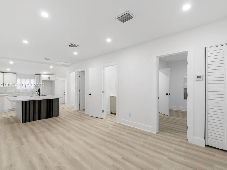 待售: $469,000 (4 贝兹, 3 浴室, 997 平方英尺)