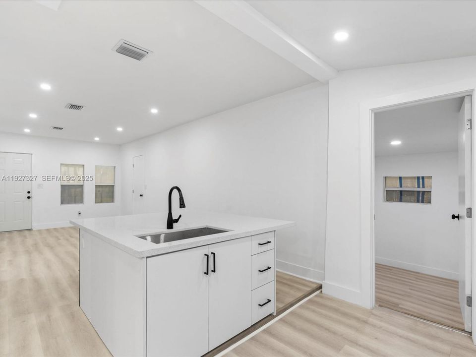 待售: $469,000 (4 贝兹, 3 浴室, 997 平方英尺)