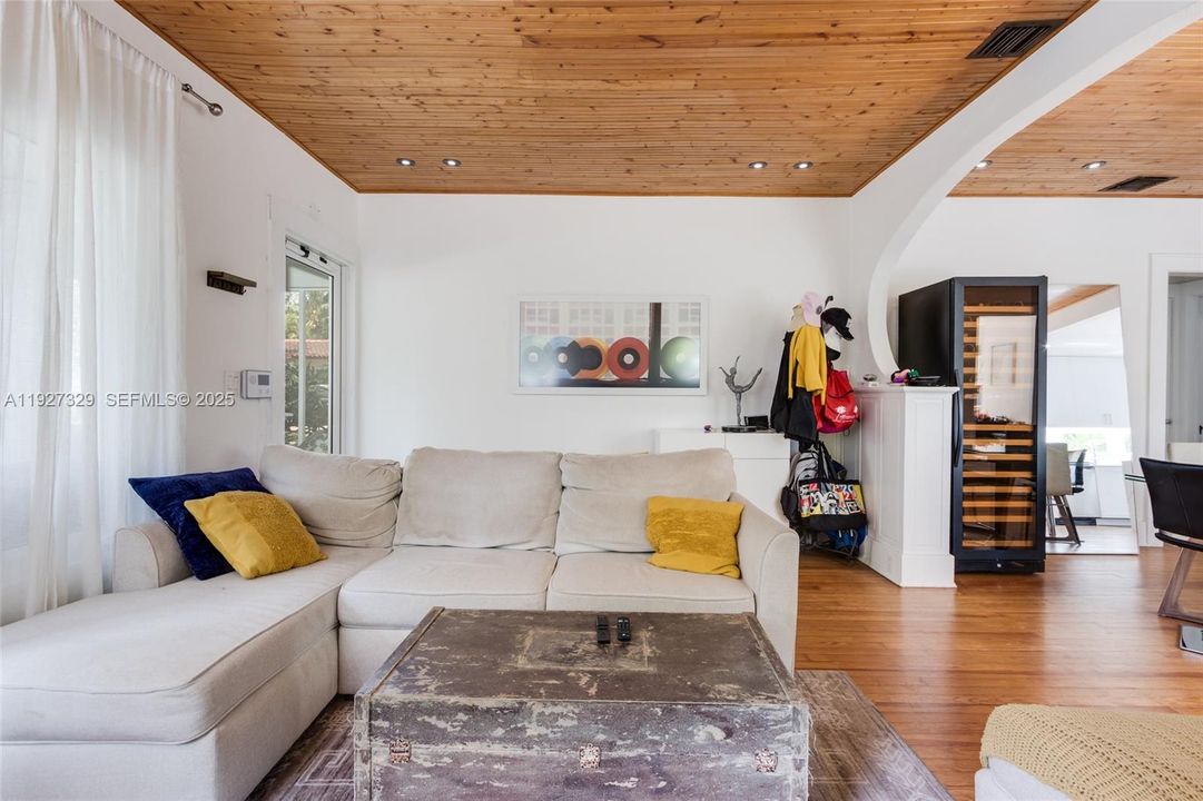 В аренду: $6,300 (2 спален, 1 ванн, 1140 Квадратных фут)