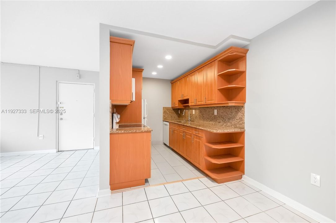 For Rent: $1,925 (1 beds, 1 baths, 672 Square Feet)
