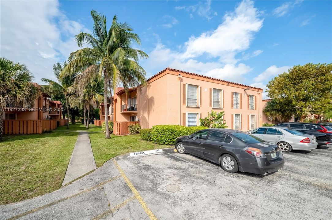 For Rent: $1,925 (1 beds, 1 baths, 672 Square Feet)