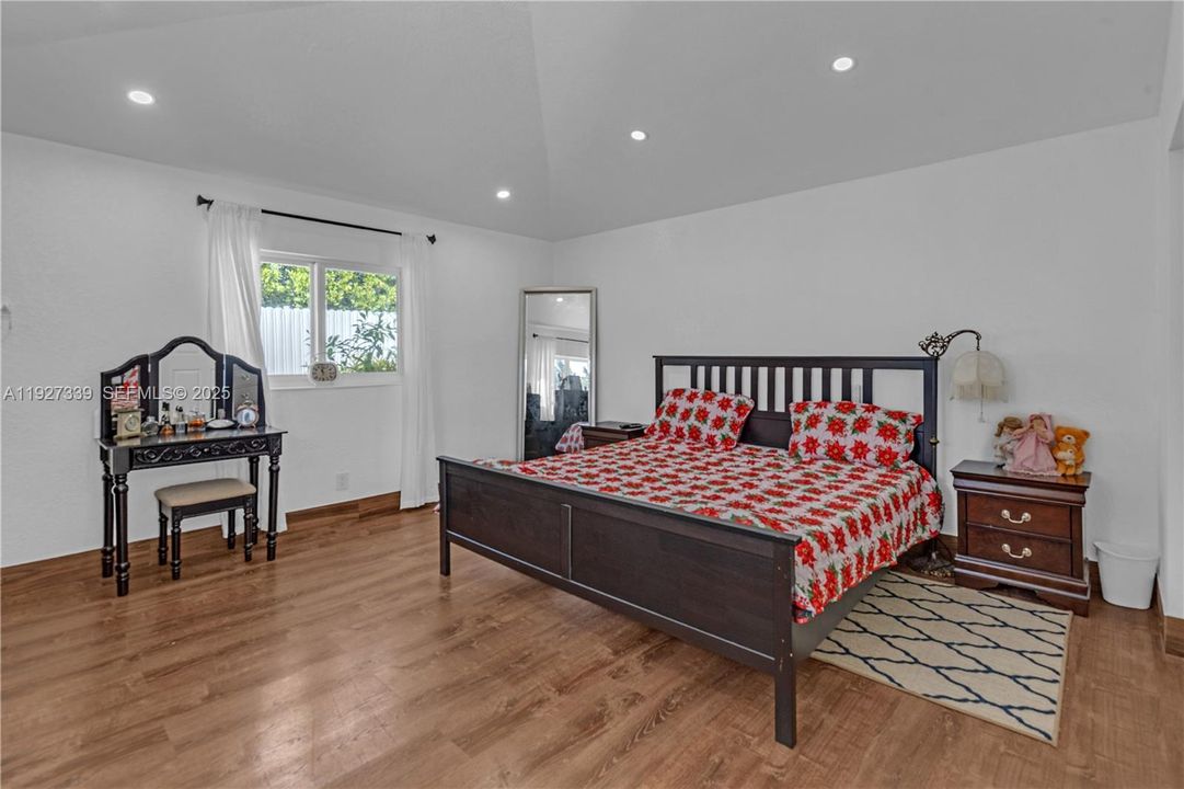 For Sale: $1,650,000 (4 beds, 5 baths, 3044 Square Feet)