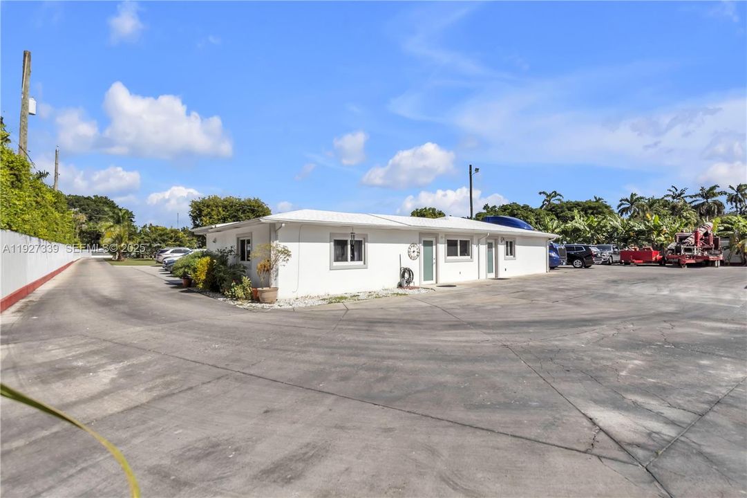 For Sale: $1,650,000 (4 beds, 5 baths, 3044 Square Feet)