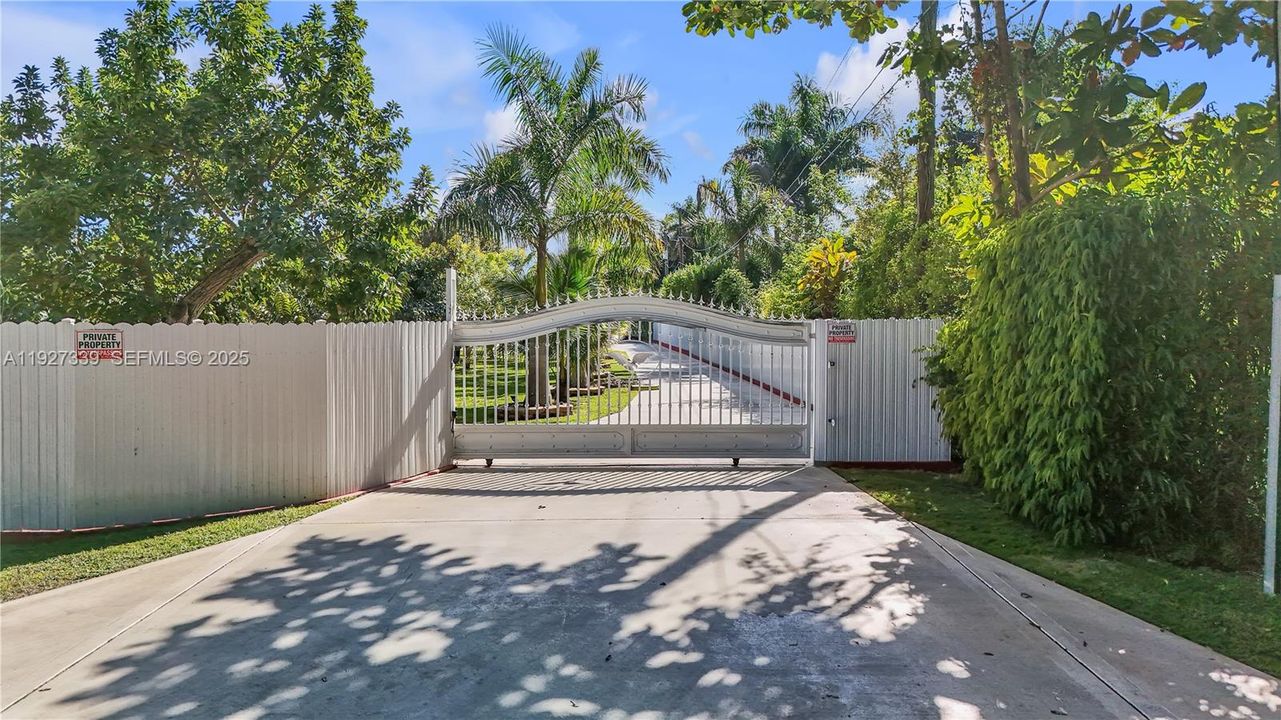 For Sale: $1,650,000 (4 beds, 5 baths, 3044 Square Feet)