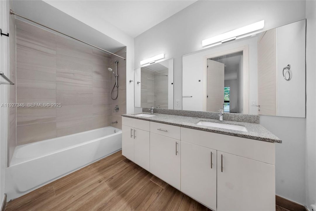 出租: $5,850 (4 贝兹, 5 浴室, 3124 平方英尺)