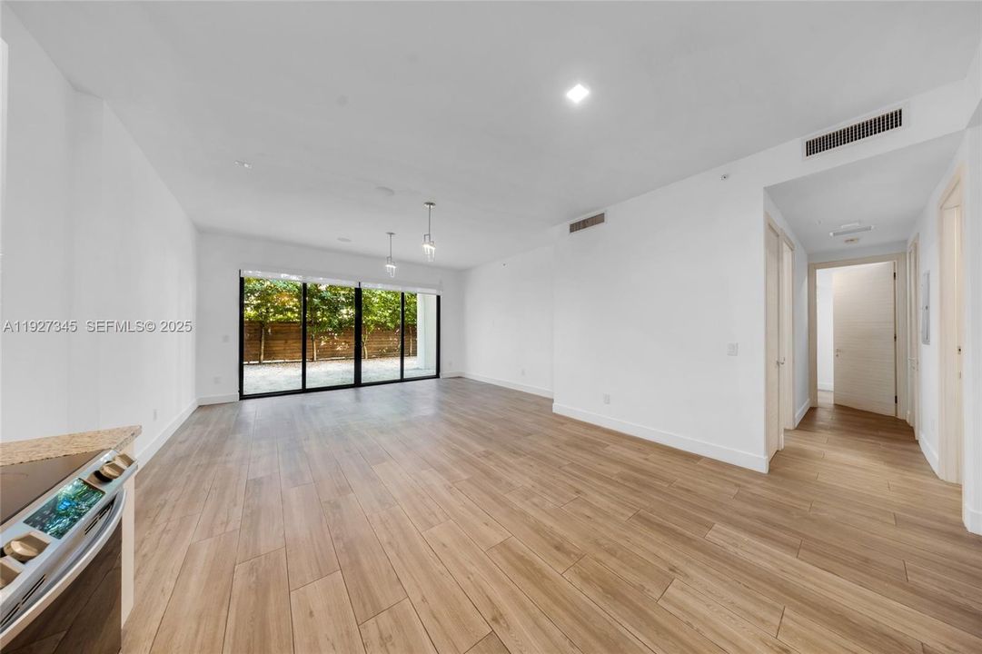 出租: $5,850 (4 贝兹, 5 浴室, 3124 平方英尺)