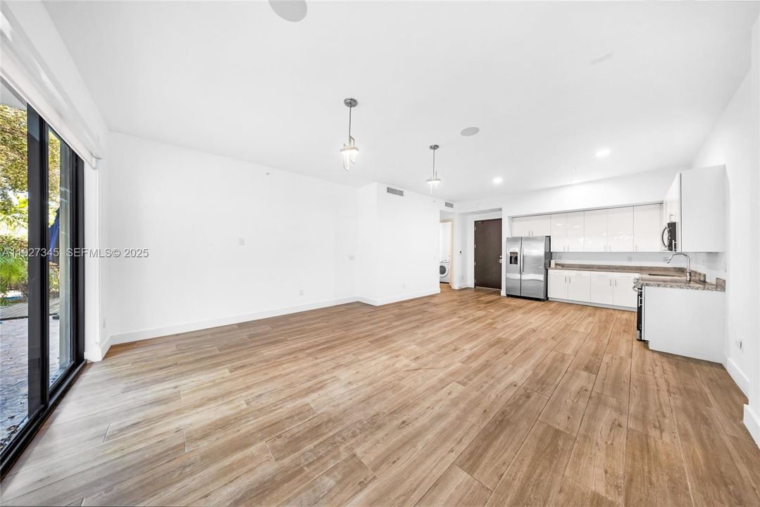 出租: $5,850 (4 贝兹, 5 浴室, 3124 平方英尺)