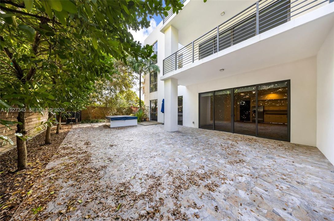 出租: $5,850 (4 贝兹, 5 浴室, 3124 平方英尺)