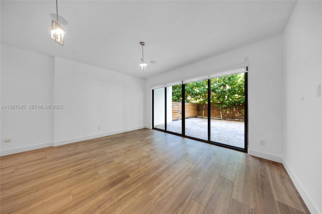 出租: $5,850 (4 贝兹, 5 浴室, 3124 平方英尺)