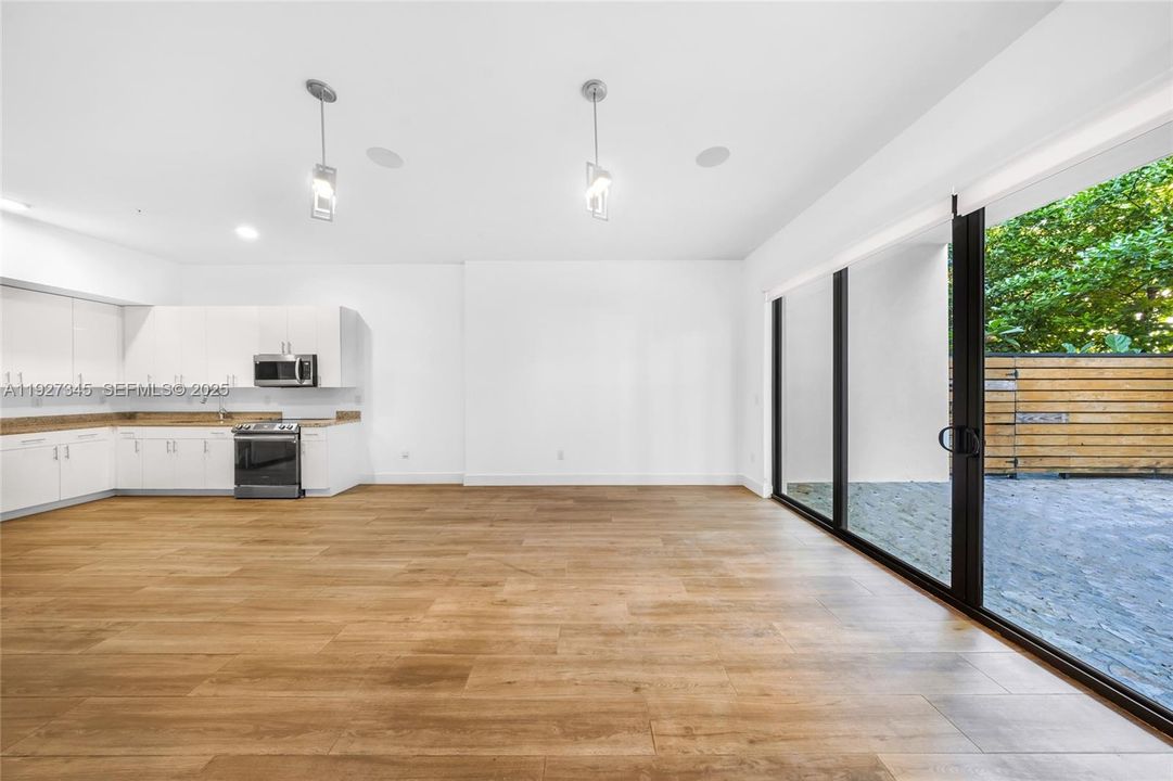 出租: $5,850 (4 贝兹, 5 浴室, 3124 平方英尺)