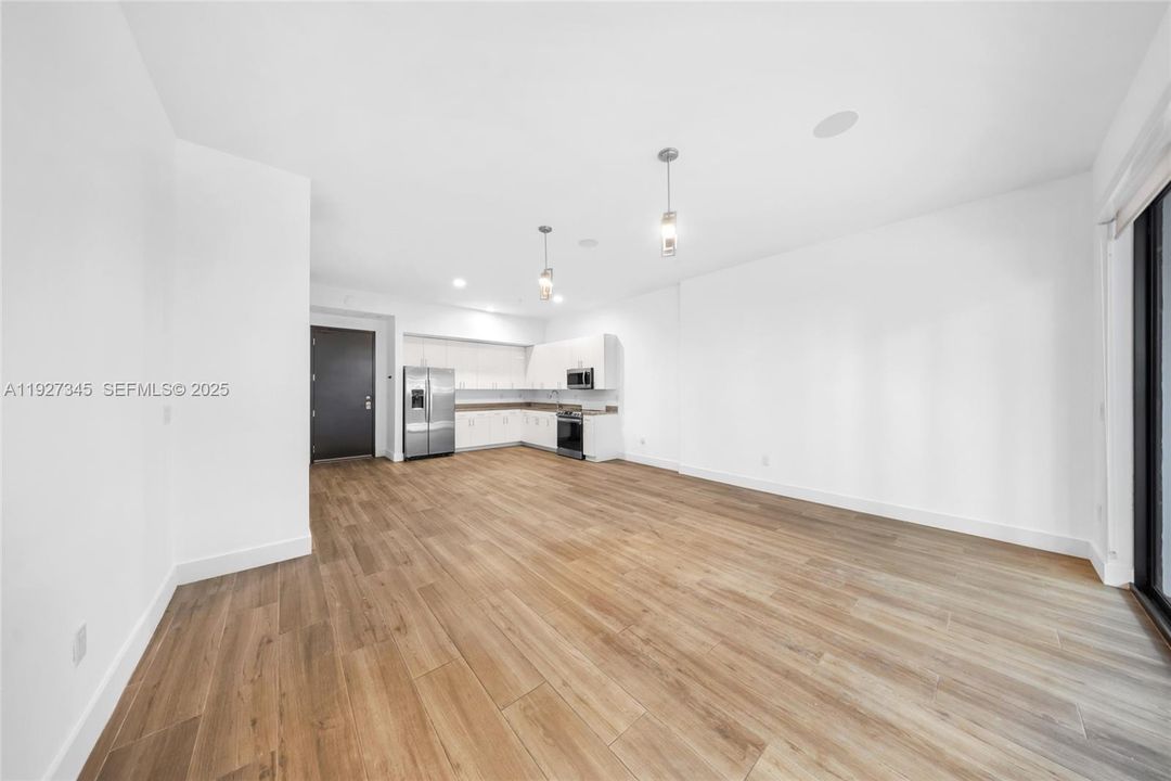 出租: $5,850 (4 贝兹, 5 浴室, 3124 平方英尺)