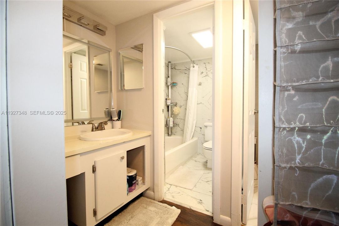 На продажу: $260,000 (1 спален, 1 ванн, 913 Квадратных фут)