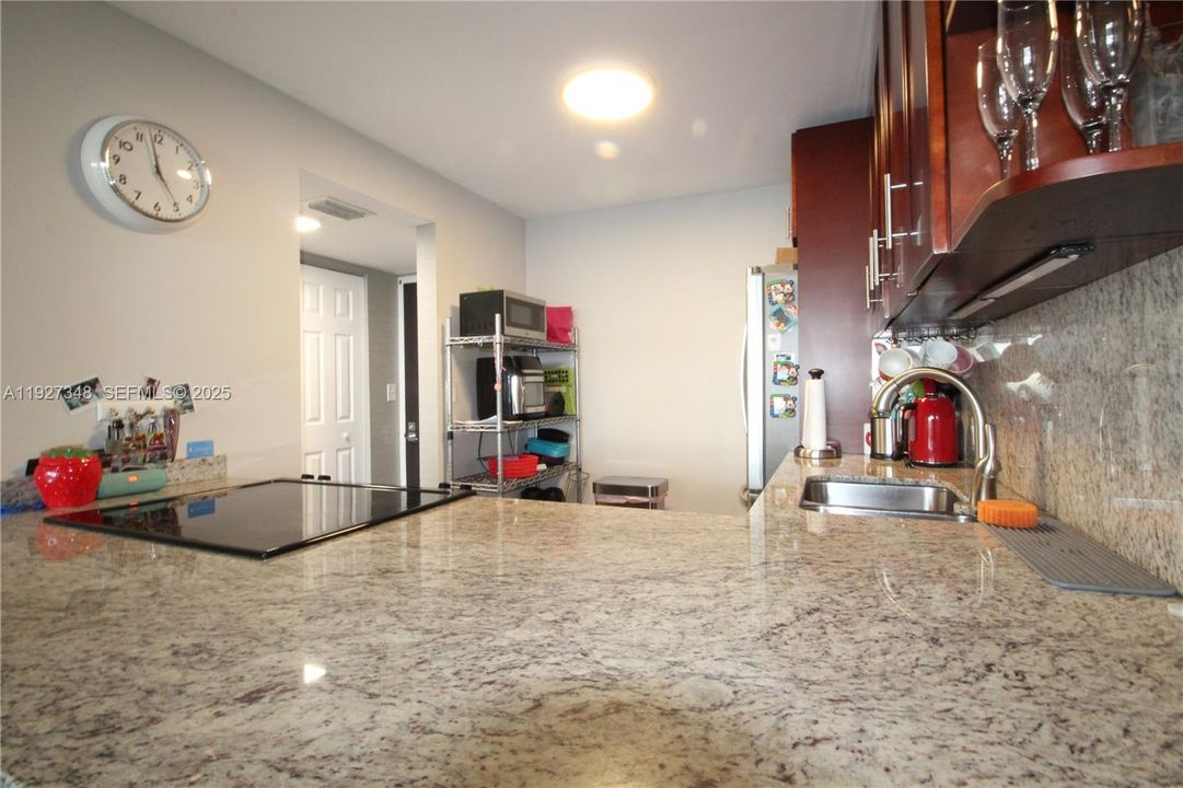 На продажу: $260,000 (1 спален, 1 ванн, 913 Квадратных фут)