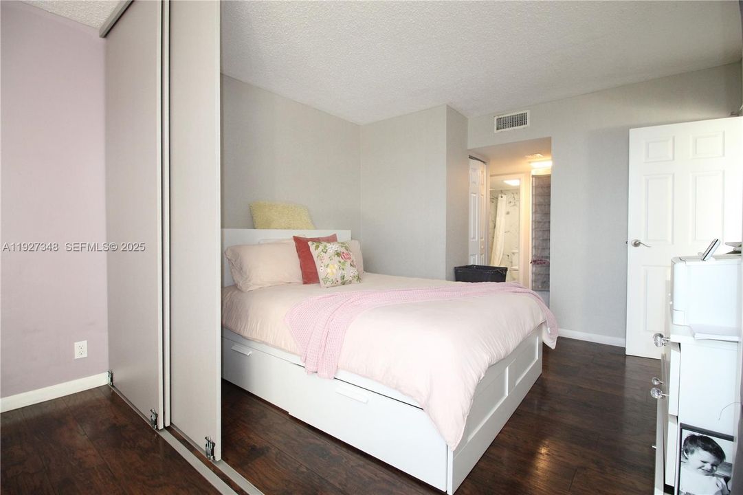 На продажу: $260,000 (1 спален, 1 ванн, 913 Квадратных фут)