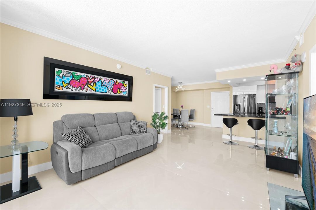 待售: $569,000 (2 贝兹, 2 浴室, 1049 平方英尺)