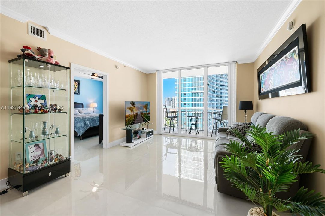 待售: $569,000 (2 贝兹, 2 浴室, 1049 平方英尺)