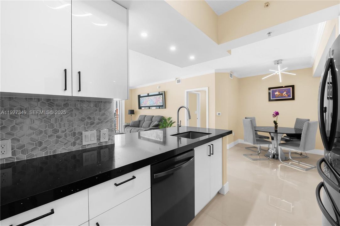 待售: $569,000 (2 贝兹, 2 浴室, 1049 平方英尺)