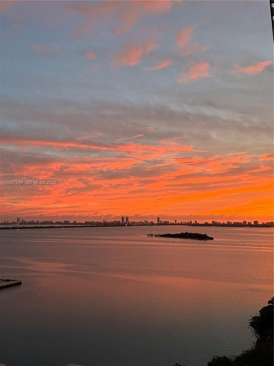 待售: $569,000 (2 贝兹, 2 浴室, 1049 平方英尺)