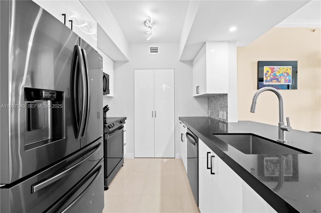 待售: $569,000 (2 贝兹, 2 浴室, 1049 平方英尺)