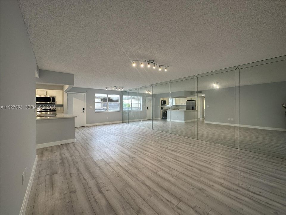 For Rent: $2,300 (2 beds, 2 baths, 1287 Square Feet)