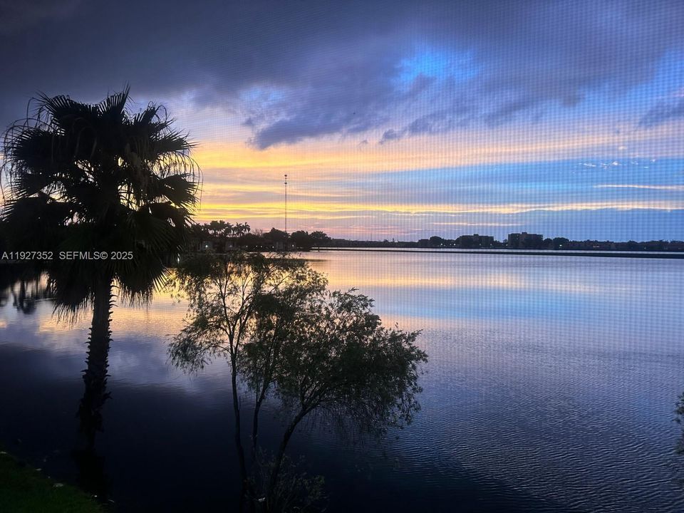 For Rent: $2,300 (2 beds, 2 baths, 1287 Square Feet)