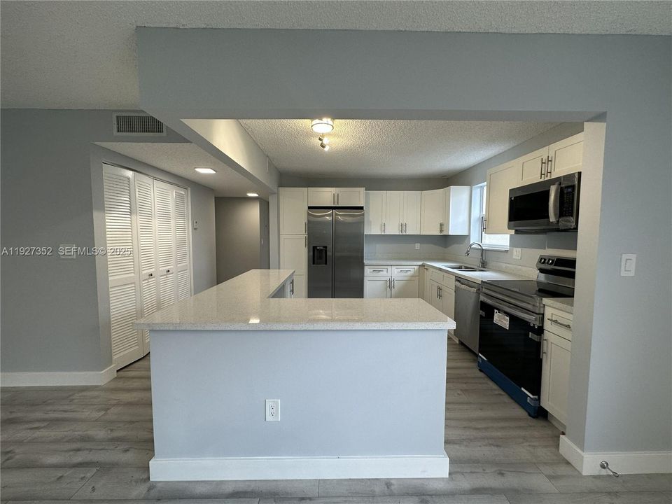 For Rent: $2,300 (2 beds, 2 baths, 1287 Square Feet)