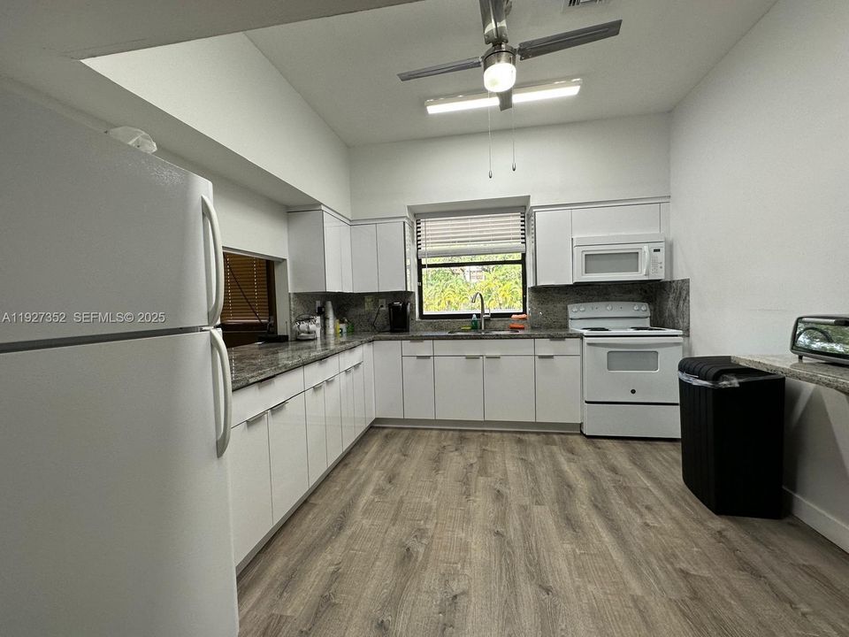 For Rent: $2,300 (2 beds, 2 baths, 1287 Square Feet)